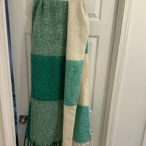 American Eagle Outfitters Green and Cream Scarf MAKE OFFERS!!!